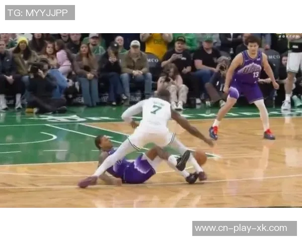 布朗遭遇滑铲未判犯规主裁解释两人滑倒导致未吹哨